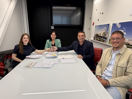 El Ayuntamiento de La Nucía entrega las llaves de las tres primeras viviendas para jóvenes