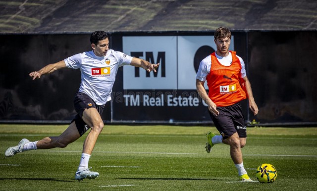 El argentino Lucas Beltrán sigue al margen del grupo y Thierry trabaja sobre el césped