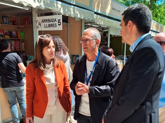 Ignacio Prieto 'inaugura' su cargo como Director General de Cultura visitando la Fira del Llibre 