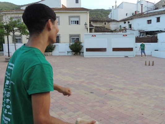 Las birlas valencianas, un juego tradicional que une a jóvenes y mayores en La Serranía del Túria