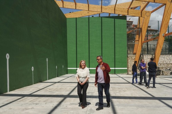 Montitxelvo cubrirá la pista de frontón con el Pla Obert para realizar actividades deportivas y culturales