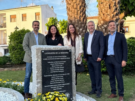 La UMH entrega un esqueje de la higuera de Miguel Hernández al Ayuntamiento de Olivenza