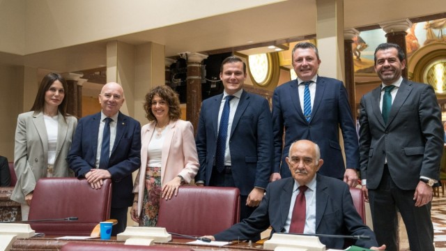 Vox logra el apoyo unánime de la Asamblea para pedir un plan de choque y arreglar las carreteras