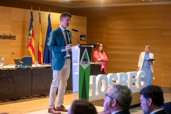 Asamblea de Hosbec en el aeropuerto Alicante-Elche en 2026, en imágenes