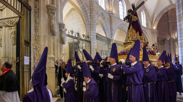 La estación de penitencia en la Catedral de Murcia y los bailes de fechas