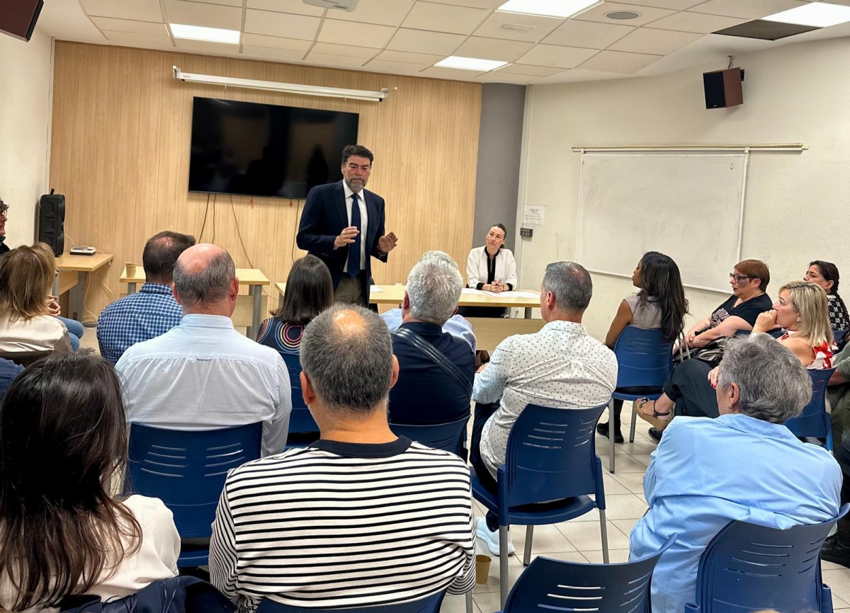 El alcalde de Alicante, Luis Barcala, durante su encuentro con comerciantes y hosteleros.
