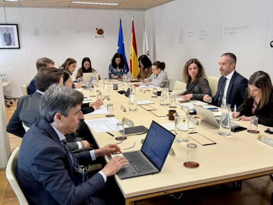 El Gobierno mantiene una tercera reunión con el sector turístico ante la situación en Oriente Próximo