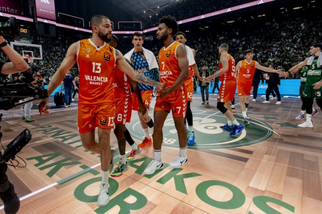 Hazaña ‘taronja’ en Atenas: Valencia Basket sobrevive al OAKA y fuerza el cuarto partido