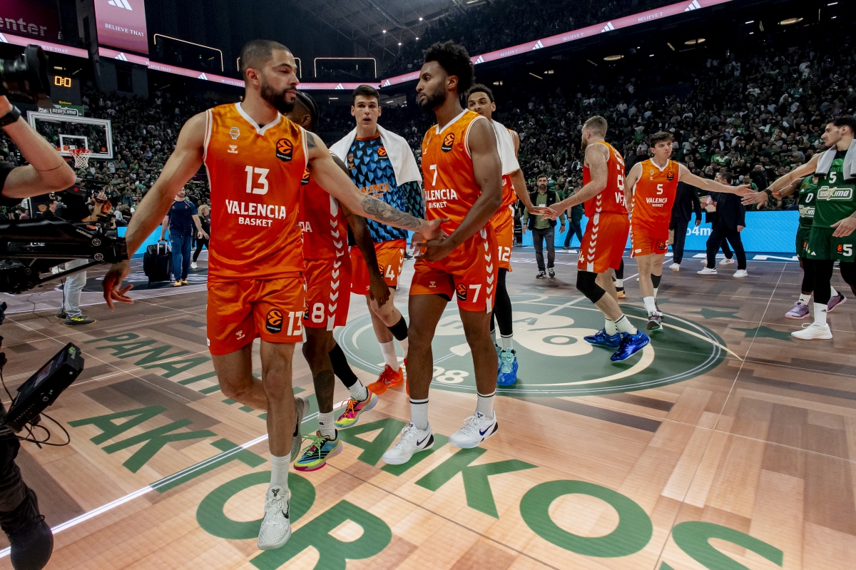 Hazaña ‘taronja’ en Atenas: Valencia Basket sobrevive al OAKA y fuerza el cuarto partido