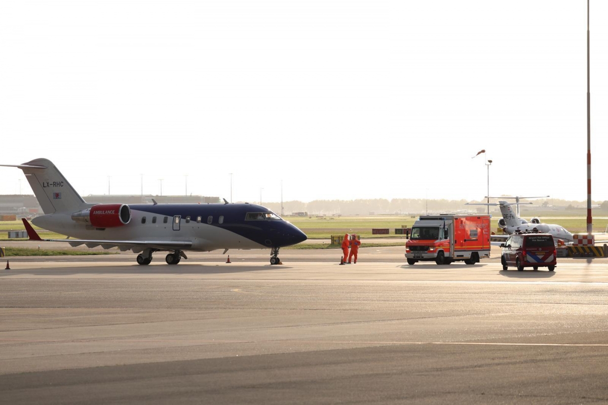 El avión inicial que debía trasladar a pacientes de hantavirus a Róterdam hace una parada en Manises