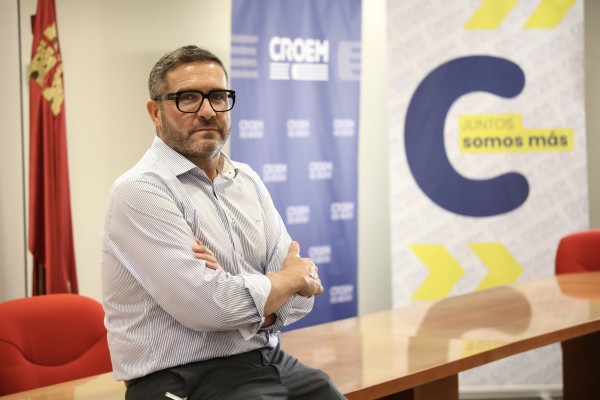 No puedo entender que haya 80.000 parados en la Región y no encuentre a nadie para contratar