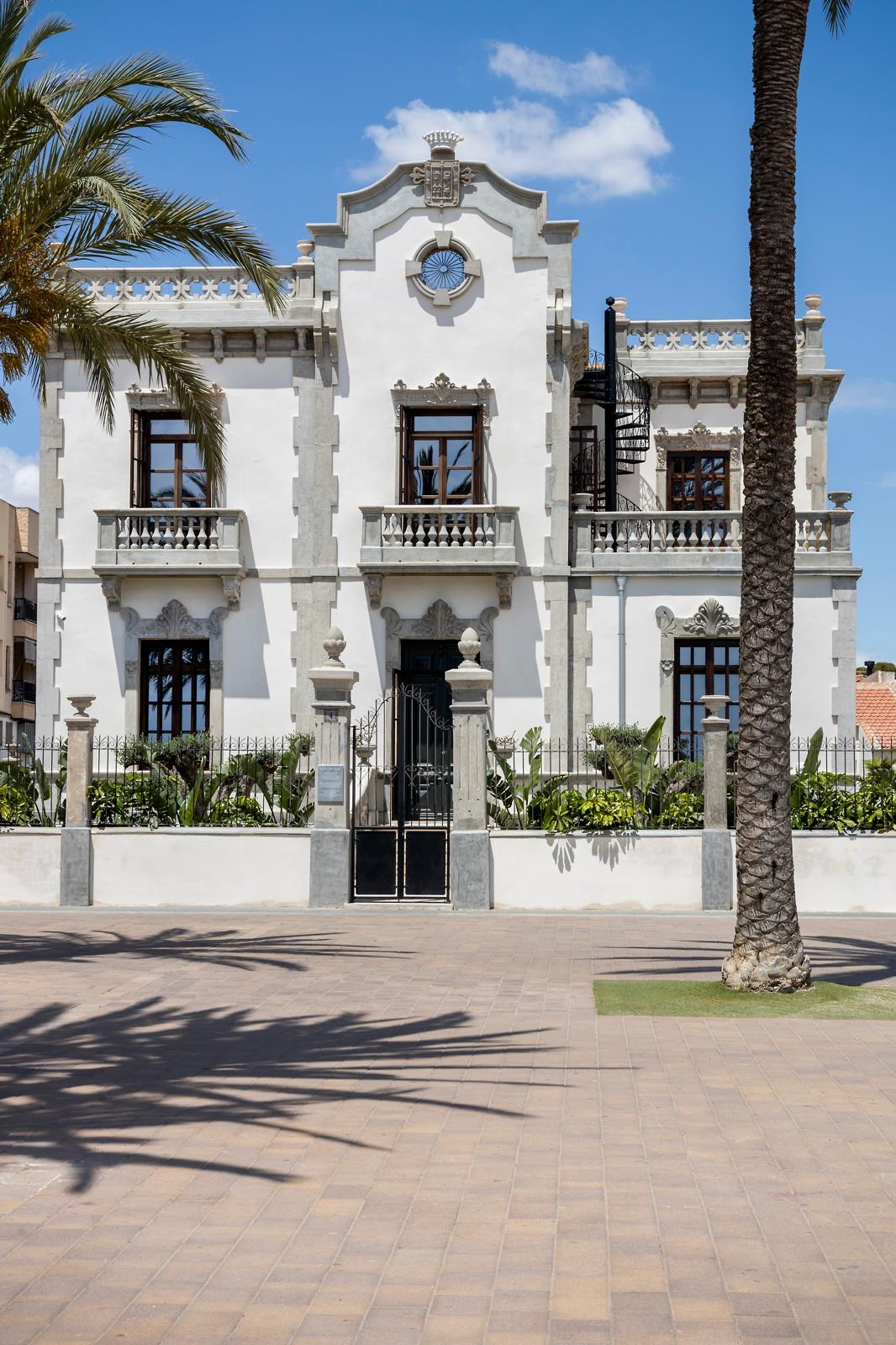 El emblemático palacete Conde de Campillos recupera su esplendor a orillas del Mar Menor: una 'visita' a esta joya modernista de La Ribera