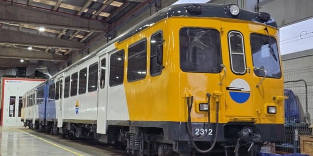 FGV restaura un tren de la serie 2300 que circuló entre Benidorm y Dénia hasta 2016 y cede otro otro a Mallorca