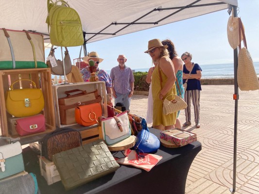 El nuevo mercado de Port Saplaya abre llenando la zona de ropa, aceitunas, fruta, plantas y mucho más

