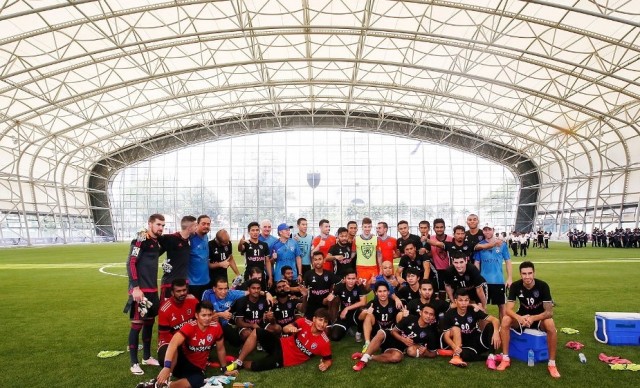Los jugadores del Valencia participan en un entrenamiento con el Johor Darul Ta'zim