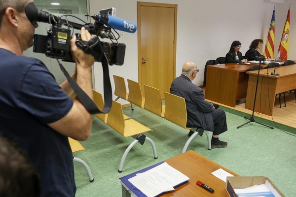 El fiscal mantiene la petición de 8 años de prisión al ex presidente de les Corts Julio de España por agresión sexual