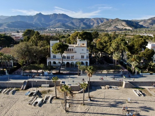Benicàssim renueva los paneles de información turística con un formato más ágil, accesible e interactivo