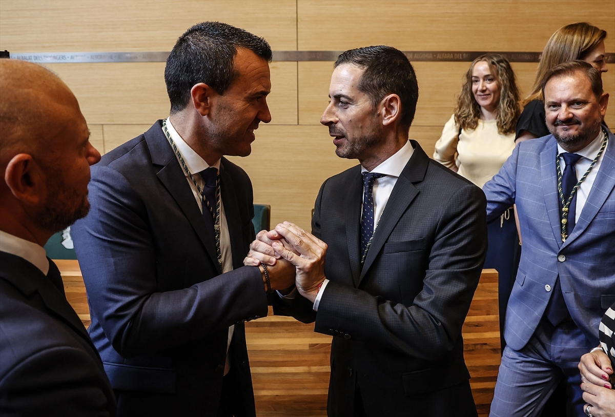Mompó (PP) y Bielsa (PSPV), se saludan en la Diputación.