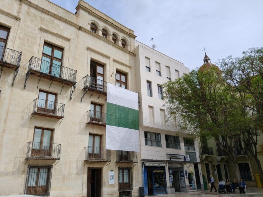 El Ayuntamiento se vuelca con el Elche CF con banderas en espacios municipales