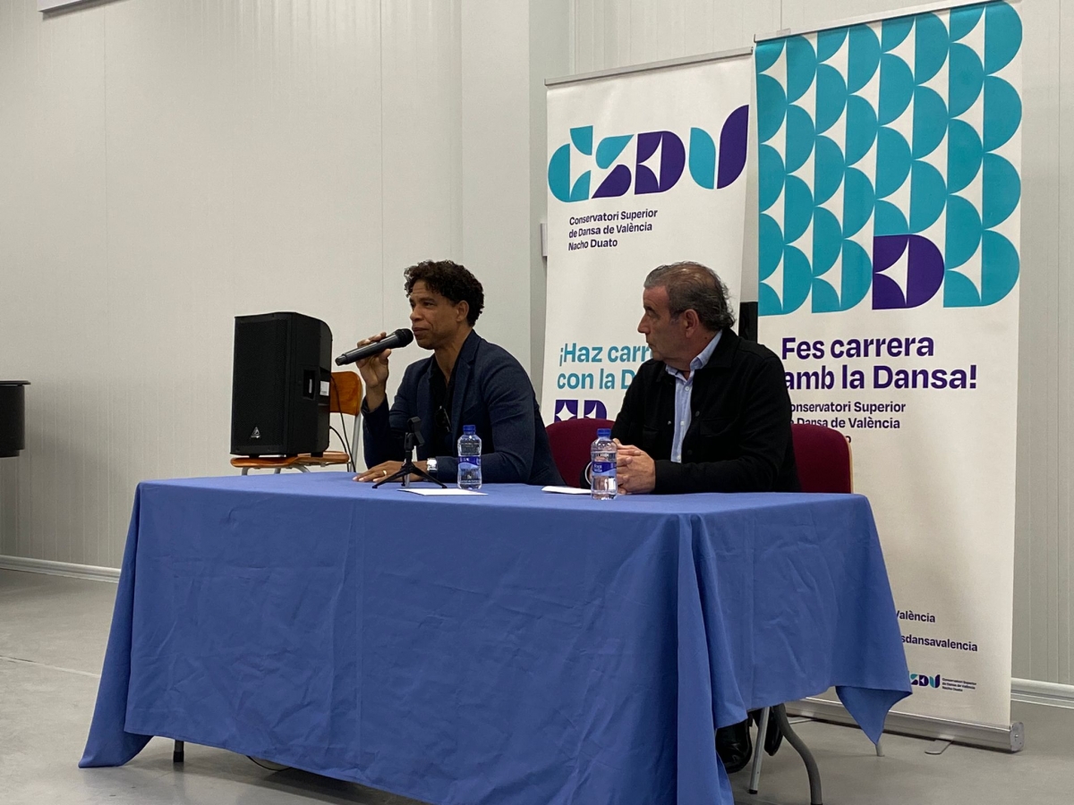 El Conservatorio de Danza de València se rinde ante las lecciones de vida y ballet de Carlos Acosta