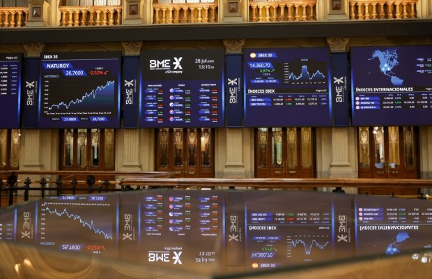 El Ibex 35 pierde los 19.400 puntos en la media sesión (-0,44%), con el petróleo a la baja