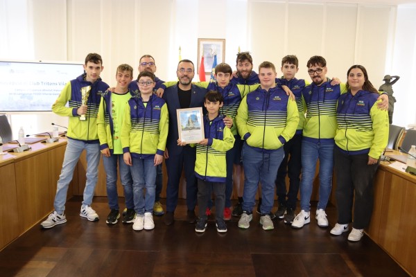 Vila-real rep al Club de Natació Tritons i reconeix els excel·lents resultats al Campeonat d'Espanya