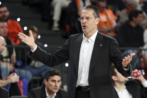 Pedro Martínez se disculpa con los árbitros pero cree que no fue el único culpable