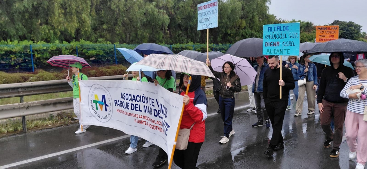Los vecinos desafían a la lluvia para exigir la retirada de las vías de Benalúa en Alicante