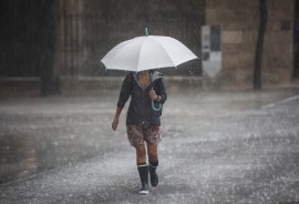 La Región de Murcia saca el paraguas este jueves por amenaza de lluvias y tormentas