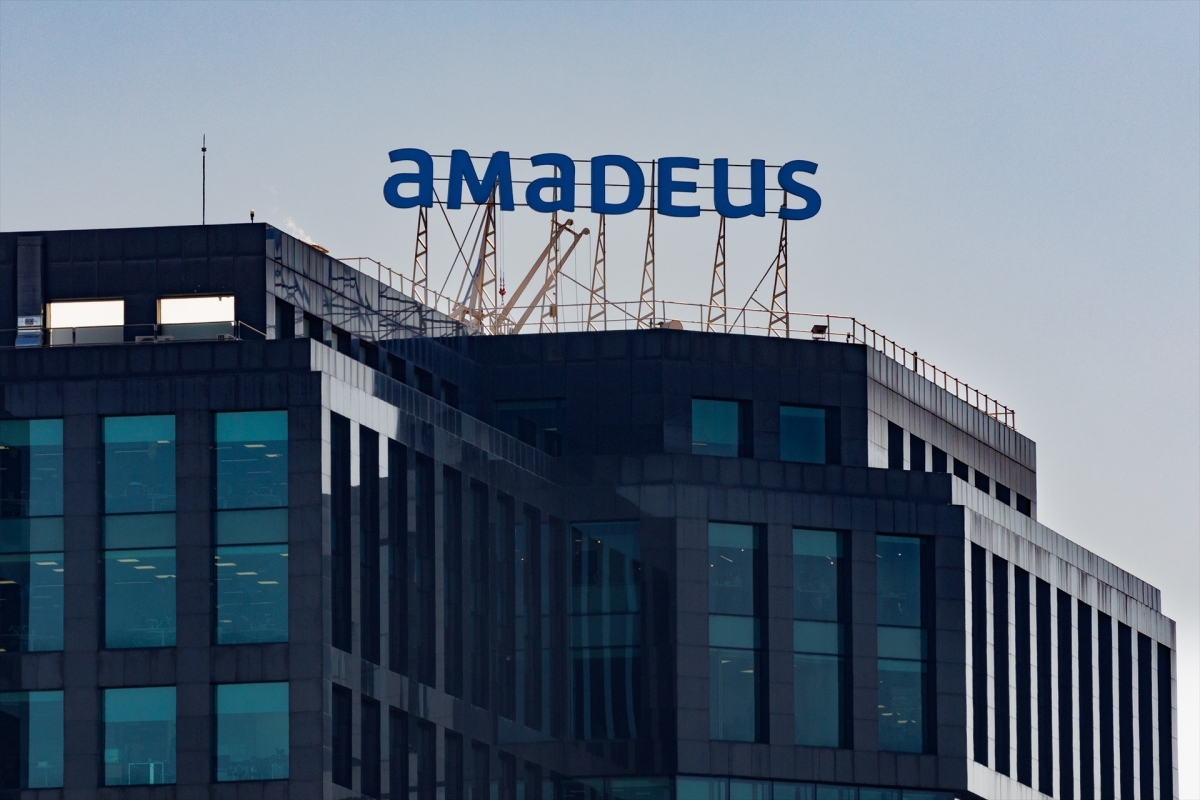Amadeus mantiene estable su beneficio hasta marzo, limitado por Oriente, y confirma previsiones para 2026
