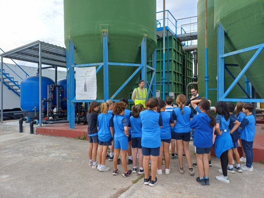 Unos 400 escolares de Dénia visitan la potabilizadora de agua de Beniadlá