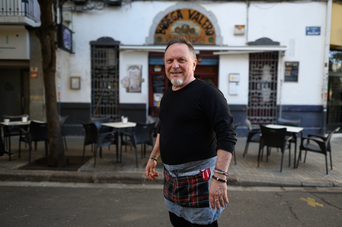 Toni lleva una vida en la barra de Bodegas Valero