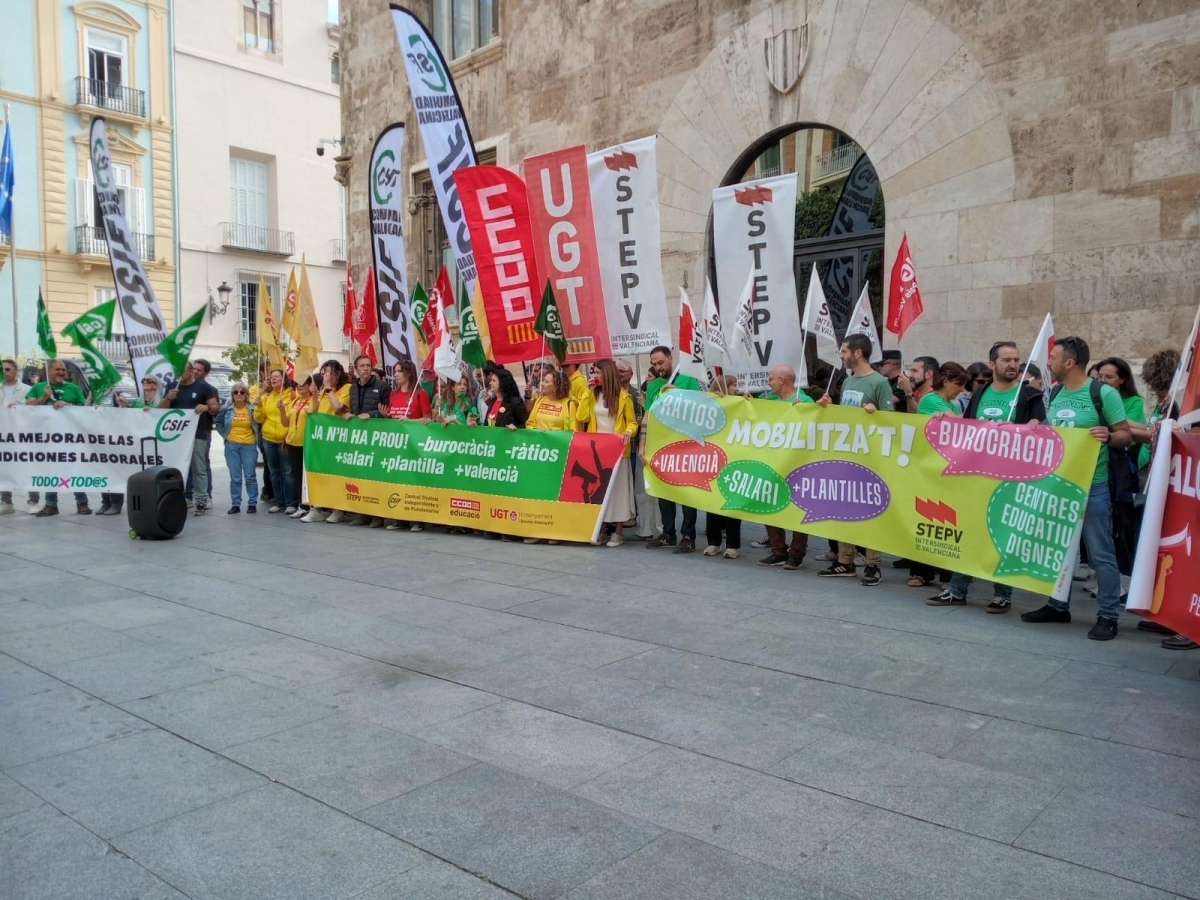 Concentración de sindicatos en el Palau de la Generalitat.