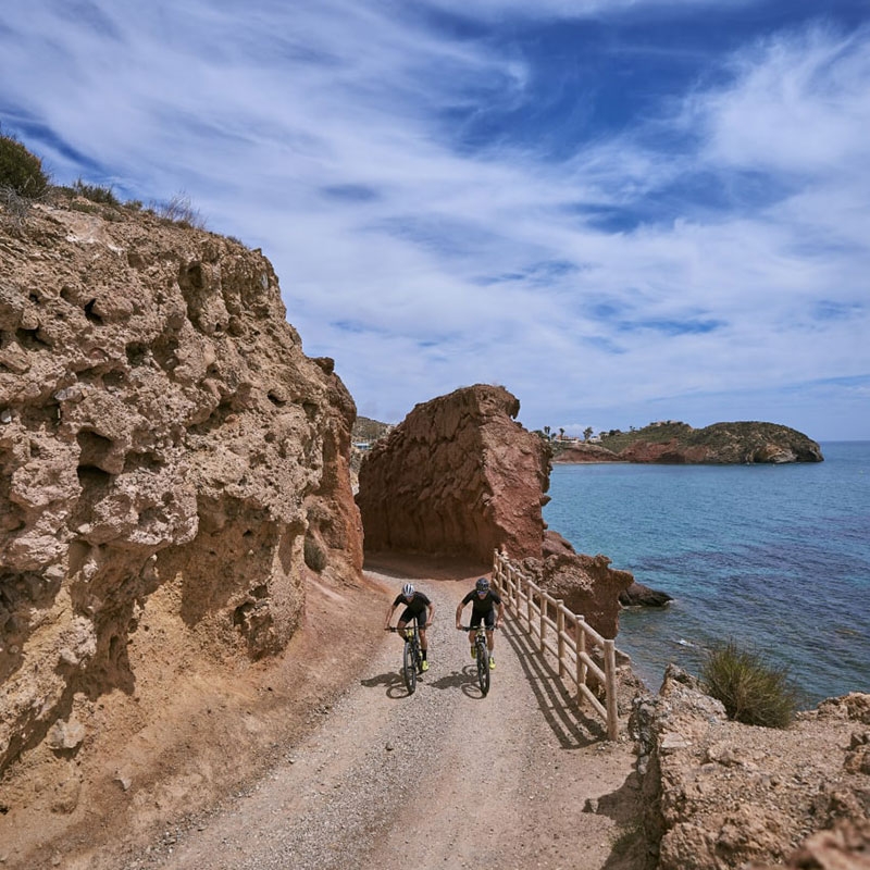 De las cumbres de Sierra Espuña a las calas de Mazarrón: las mejores rutas ciclistas para descubrir la Región de Murcia