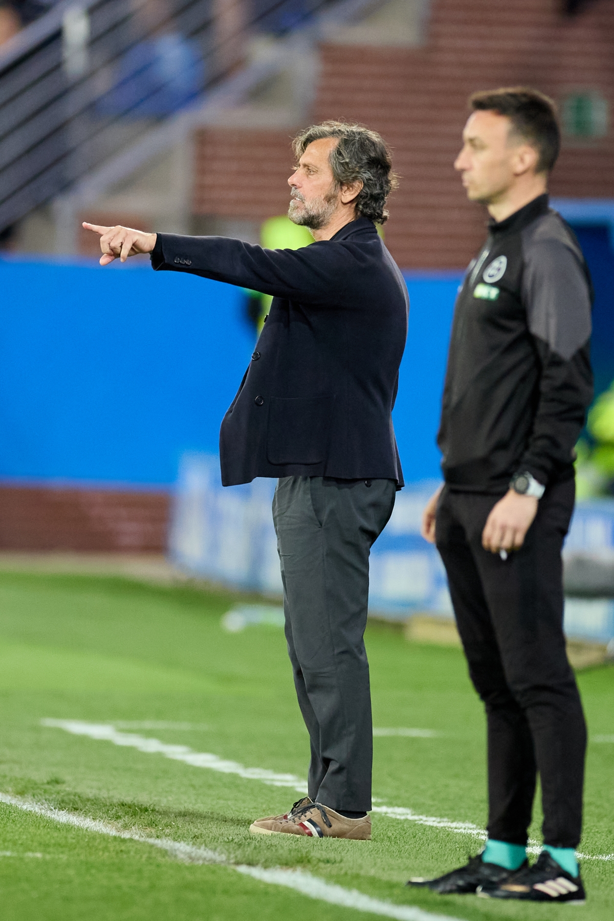 Sanchez Flores da instrucciones desde la banda