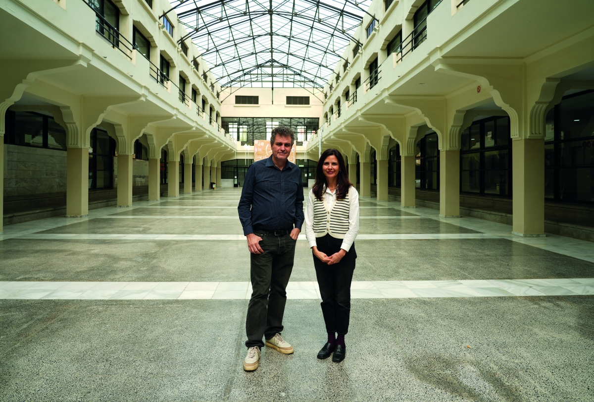 Rafael Pérez, director del IES Abastos de València, junto a la subdirectora Esther Prades. - Eduardo Manzana Rafael Pérez, director del IES Abastos de València, junto a la subdirectora Esther Prades.