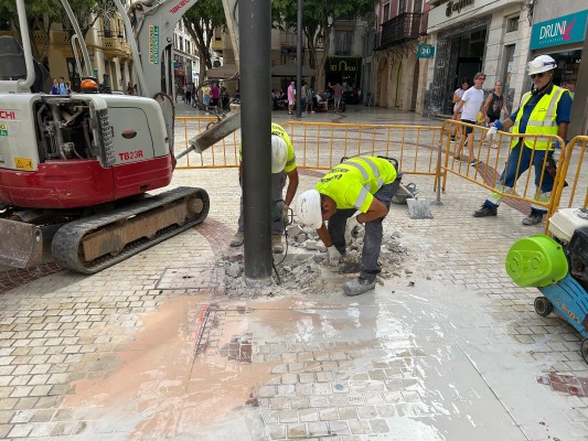 Elche inicia la sustitución y mejora de la iluminación en la Plaça de Baix