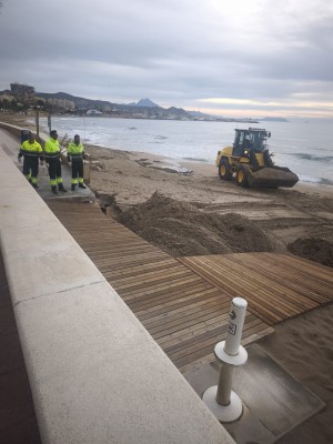 El Campello moviliza a los operarios de playas para reparar los arenales dañados por la tormenta