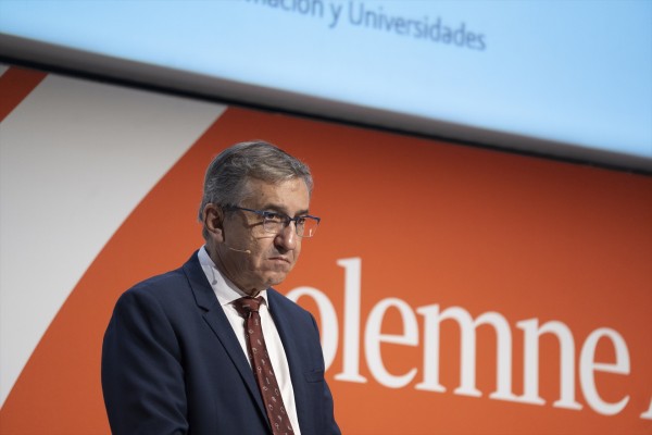 Educación insta a más de 220 centros que impartan al menos el 25% del tiempo lectivo en castellano