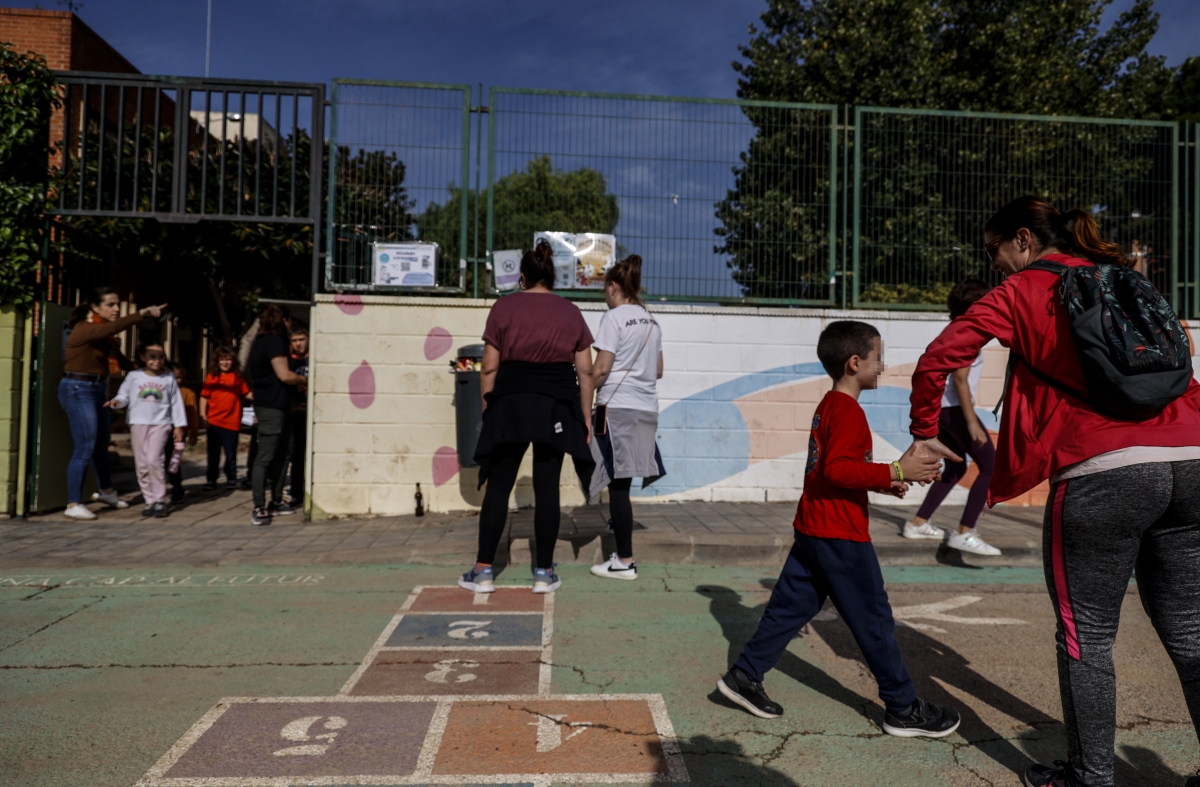 Escolares en el patio de un colegio.
