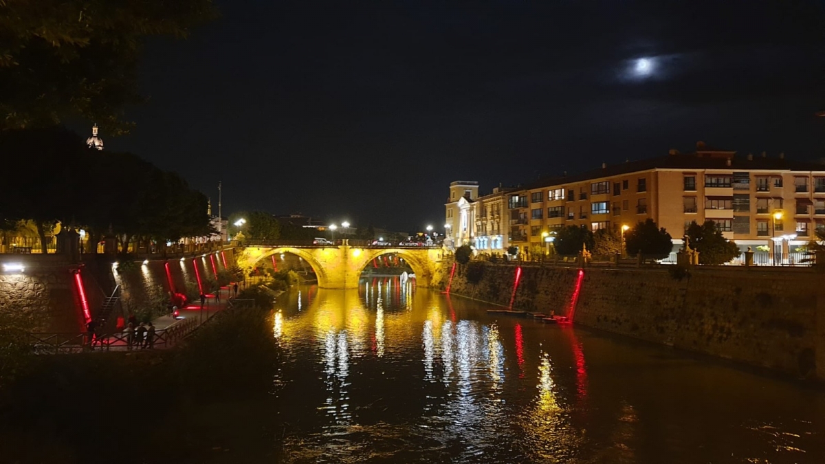 El cauce del Río Segura se ilumina de rojo a su paso por Murcia en apoyo a las personas con talasemia