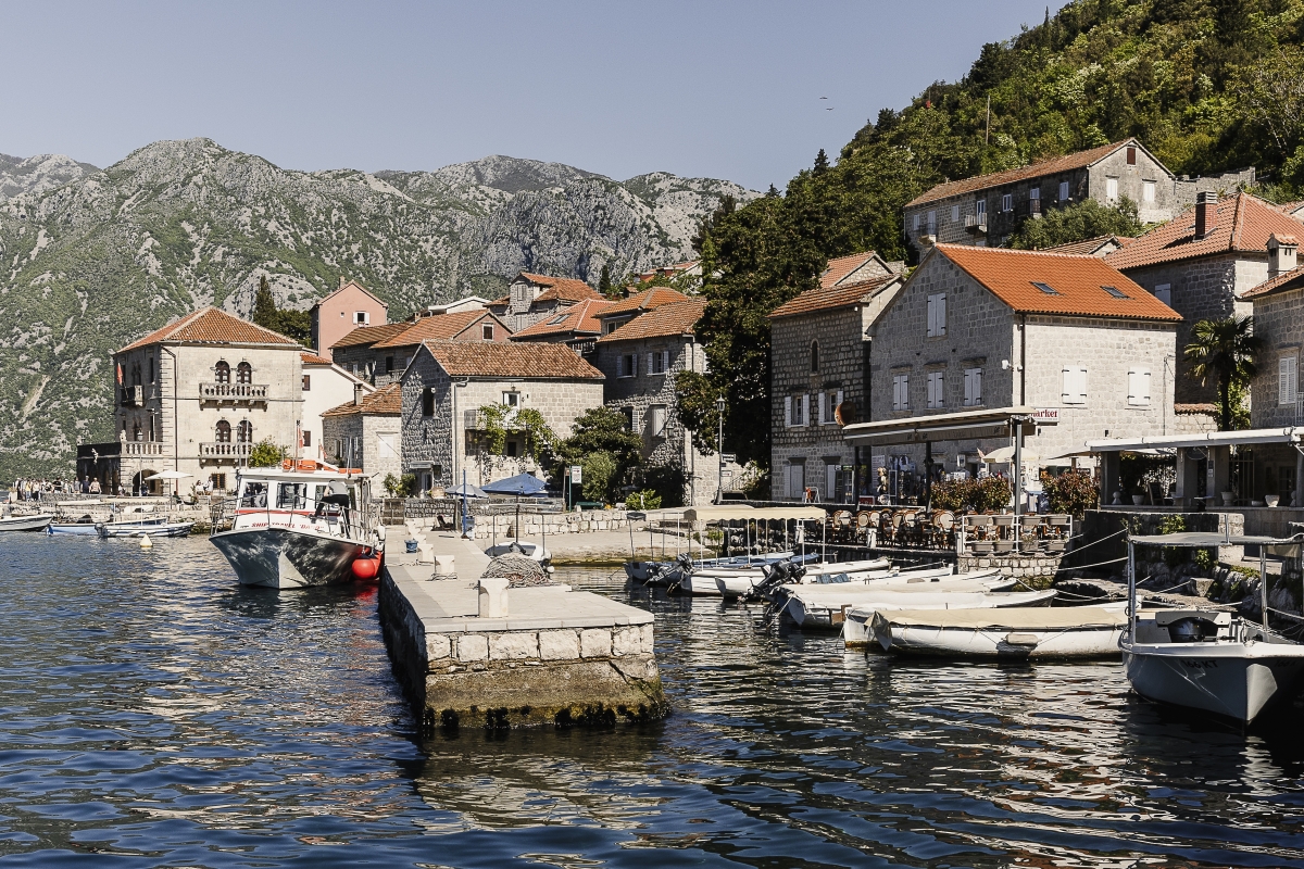 El tranquilo puerto de Perast. 
