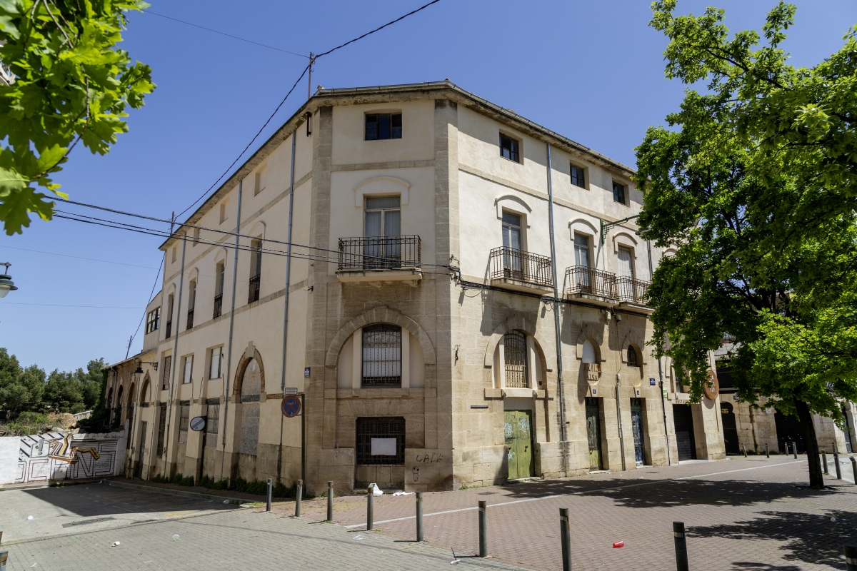 Exterior del inmueble, en la plaza Gonçal Cantó.