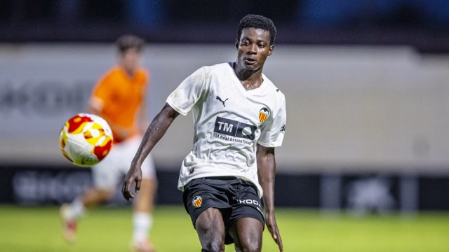 El Valencia CF avanza en la renovación de Leslie Okai