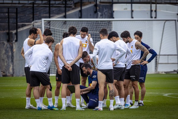 Beltrán hace una parte del entrenamiento con el Valencia y Agirrezabala avanza
