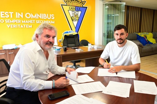 El central valenciano Víctor Chust renueva con el Cádiz hasta 2028