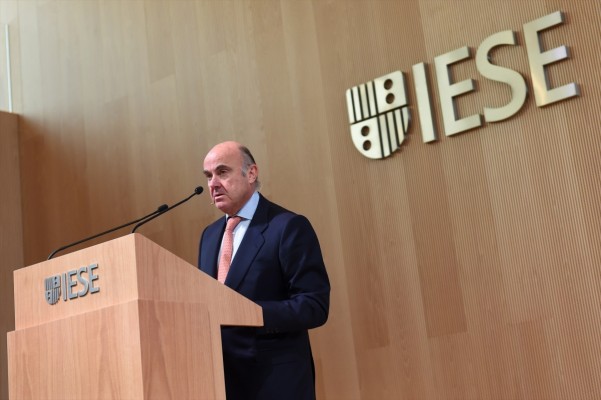 IESE ficha a Luis de Guindos como colaborador a partir de septiembre