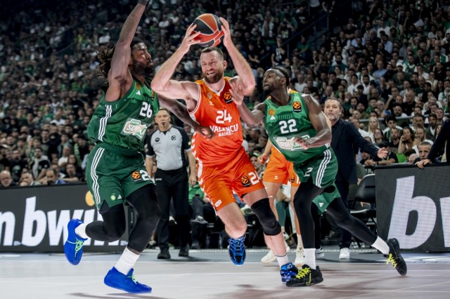 Valencia Basket firma otro 'golpe' histórico en el OAKA para seguir soñando