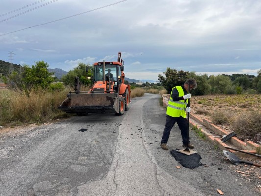 El Ayuntamiento de la Vall d’Uixó adelanta la campaña de bacheo de los caminos rurales