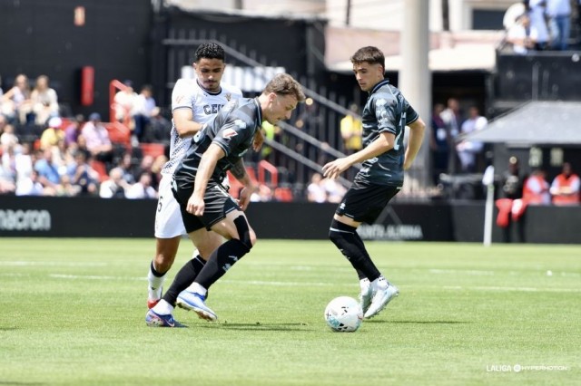 El Castellón perdona en ataque y pierde dos puntos con un penalti en la recta final